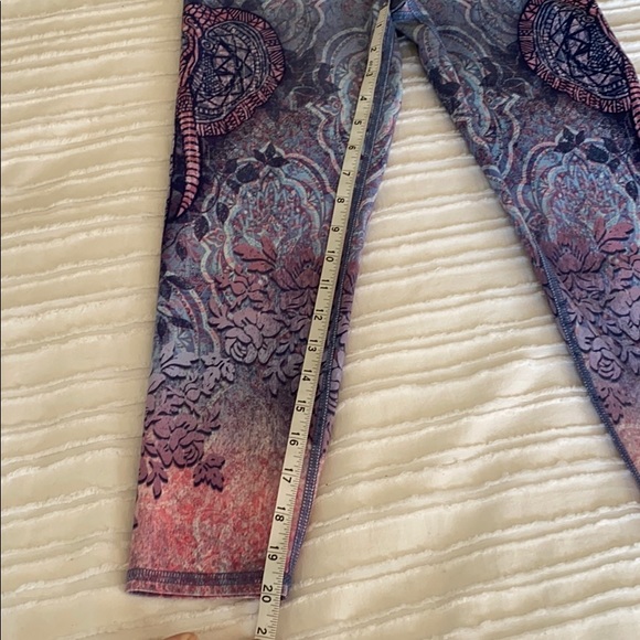 High-waisted Cropped Yoga Leggings with design - Picture 4 of 8